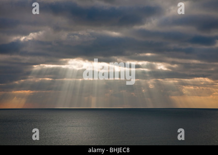 Stormy Sky sea scape avec rayons pénétrant par les nuages, Banque D'Images