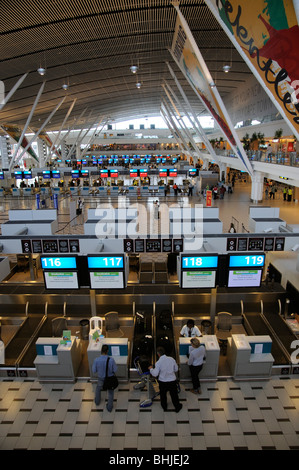 Les passagers de la compagnie aérienne Kulula vérifier dans un bureau de l'Aéroport International de Cape Town Central terminal building Banque D'Images