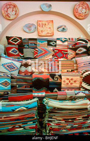 Le tissage, la poterie, des couvertures, de l'artisanat et de l'art indiens colorés du sud-ouest USA dans une boutique de souvenirs en Arizona Banque D'Images