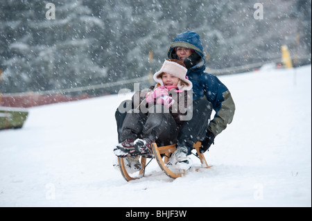 Mère et fille le Swiss made traditionnel traîneau en bois. Banque D'Images