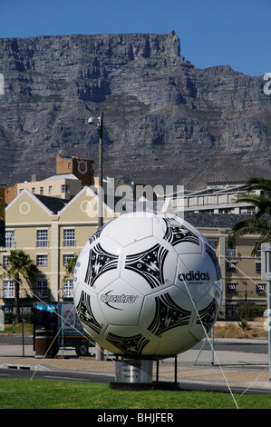 Cape Town Afrique du Sud 2010 Coupe du Monde de football surdimensionnée dans le lieu ville surplombé par la Montagne de la table USA 1994 balle Questra Banque D'Images