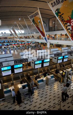 Les passagers de la compagnie aérienne Kulula vérifier dans un bureau de l'Aéroport International de Cape Town Central terminal building Banque D'Images