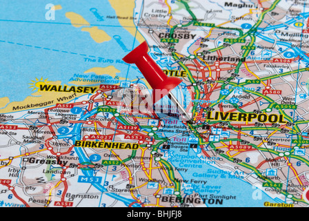 Carte rouge broche en route vers ville de Liverpool Banque D'Images