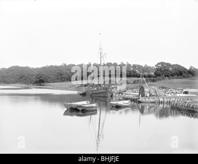 Bateaux amarrés sur la rivière Beaulieu, Beaulieu, Hampshire, c1860-c1922. Artiste : Henry Taunt Banque D'Images