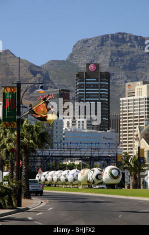 Cape Town Afrique du Sud World Cup 2010 lieu dans la ville de ballons surdimensionnés dominé par la Montagne de la table Banque D'Images