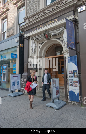 Jeune femme et l'homme sortant de l'entrée du hall , Bibliothèque, Belfast. Bibliothèque la plus ancienne de l'Irlande Banque D'Images