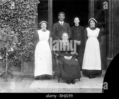 Domestiques posant dehors Pembroke College, Oxford, Oxfordshire, c1860-c1922. Artiste : Henry Taunt Banque D'Images