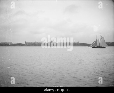 L'Hôpital Royal Victoria, Netley, Hampshire vu de Southampton Water, c1878. Artiste : Henry Taunt Banque D'Images