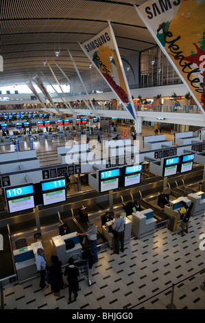 Les passagers de la compagnie aérienne Kulula vérifier dans un bureau de l'Aéroport International de Cape Town Central terminal building Banque D'Images