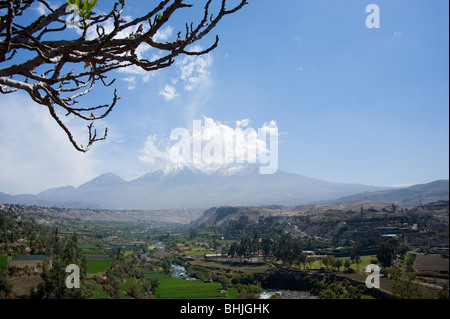 Une vue sur la campagne et les volcans d'Arequipa, Pérou Banque D'Images