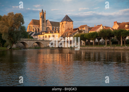 Moret-sur-Loing, rivière Loing, Ile de France, France Banque D'Images