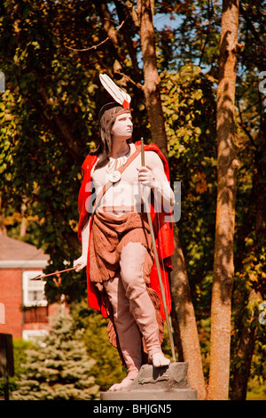 La vie d'une taille et d'une statue de couleur Native American Indian à Mount Kisco, dans le comté de Westchester, New York Banque D'Images