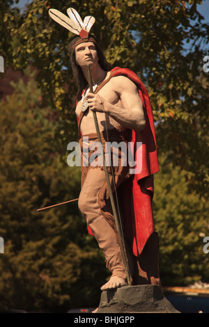 La vie d'une taille et d'une statue de couleur Native American Indian à Mount Kisco, dans le comté de Westchester, New York Banque D'Images