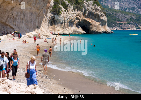 Plage de Cala Luna, Sardaigne, île de l'Italie. Les gens sur la plage. Eau bleu clair dans la baie de Cala Luna, Mer Méditerranée. Banque D'Images