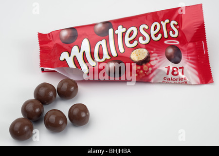 Ouvrir le sachet de Maltesers sur une surface blanche Banque D'Images