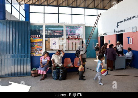 Scène dimanche matin à la gare routière de deuxième classe Tlacolula intérieur terminal l'état d'Oaxaca au Mexique Banque D'Images