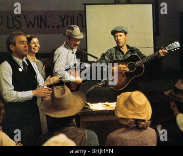 En ROUTE POUR LA GLOIRE 1976 UA film avec David Carradine (à droite) comme Woody Guthrie et Ronny Cox Banque D'Images