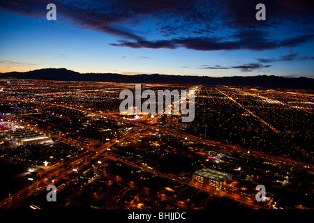 Vue sur Las Vegas de nuit pris dans la stratosphère. Banque D'Images