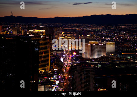 Vue sur Las Vegas de nuit pris dans la stratosphère. Banque D'Images
