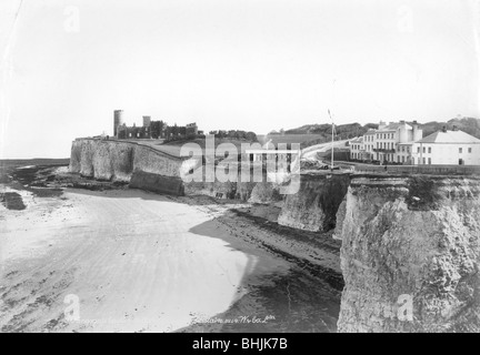 Kingsgate Castle et la plage, Broadstairs, Kent, 1890-1910. Artiste : Inconnu Banque D'Images