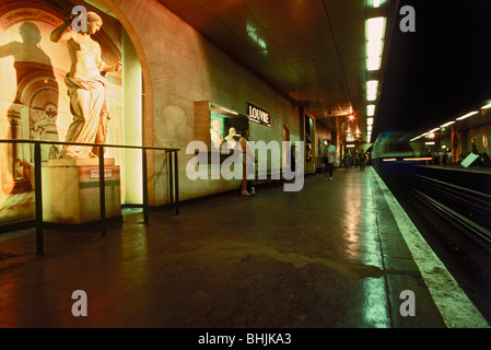 D'art et statues dans la station de métro Louvre Rivoli Meseum près du Louvre à Paris Banque D'Images