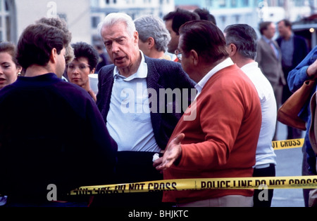 La légende de base-ball Joe DiMaggio à un centre de la Croix Rouge dans le quartier du port de plaisance après le tremblement de terre de San Francisco 1989 Banque D'Images