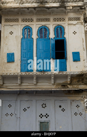 Udaipur, Rajasthan, la ville la plus romantique est célèbre pour les symboles accueillant peinte autour de portes et fenêtres, Inde Banque D'Images