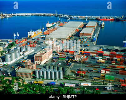 Sommaire des navires et des containers dans le port de Barcelone sur la Mer Méditerranée Banque D'Images