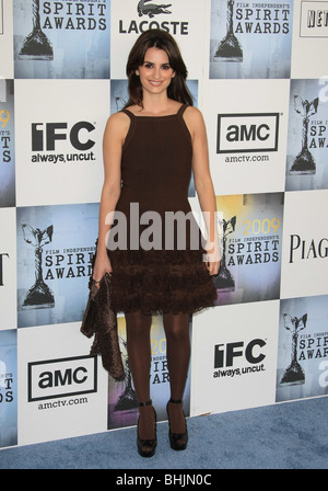 PENELOPE CRUZ EST INDÉPENDANTE DU FILM SPIRIT AWARDS 2009 ARRIVANTS SANTA MONICA LOS ANGELES CA USA 21 Février 2009 Banque D'Images