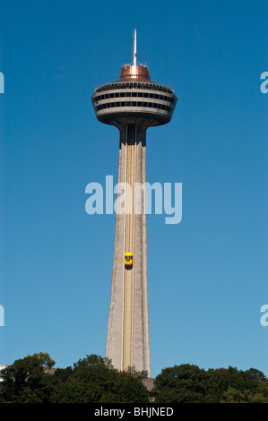 Tour d'observation à Niagara Falls, Ontario, Canada vu de côté US Banque D'Images