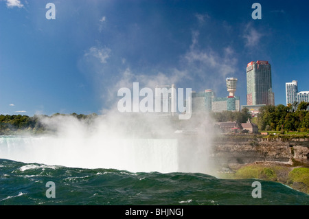 Du côté canadien des chutes Niagara et bâtiments vus de Niagara Falls State Park, NY, USA Banque D'Images