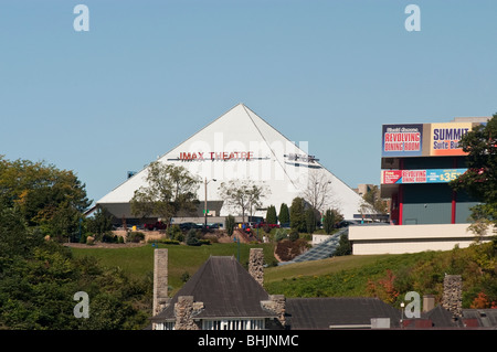Théâtre iMAX Pyramid building à Niagara Falls, Ontario, Canada vu de côté US Banque D'Images