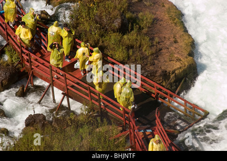 Les touristes en jaune d'imperméables visiter la cave des vents, Niagara Falls, États-Unis Banque D'Images