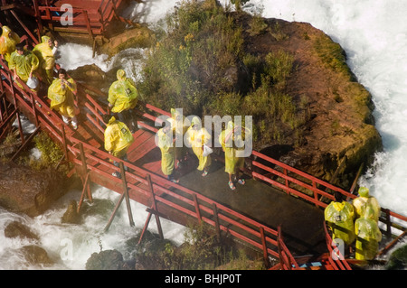 Les touristes en jaune d'imperméables visiter la cave des vents, Niagara Falls, États-Unis Banque D'Images