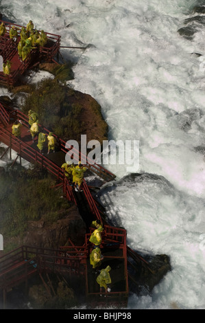 Les touristes en jaune d'imperméables visiter la cave des vents, Niagara Falls, États-Unis Banque D'Images