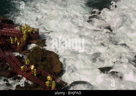 Les touristes en jaune d'imperméables visiter la cave des vents, Niagara Falls, États-Unis Banque D'Images