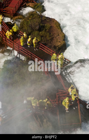 Les touristes en jaune d'imperméables visiter la cave des vents, Niagara Falls, États-Unis Banque D'Images