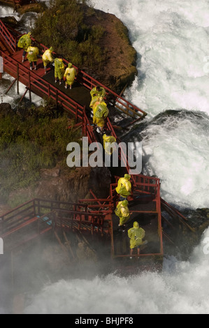 Les touristes en jaune d'imperméables visiter la cave des vents, Niagara Falls, États-Unis Banque D'Images