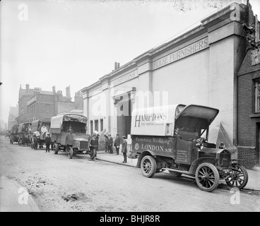 Cars à l'extérieur de l'établissement Hampton's Munitions fonctionne, Lambeth, Londres, 1914-1918. Artiste : Bedford Lemere et compagnie Banque D'Images