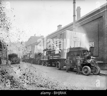 Les camions chargés de munitions à l'extérieur de l'établissement Hampton's Works, Lambeth, Londres, 1914-1918. Artiste : Bedford Lemere et compagnie Banque D'Images