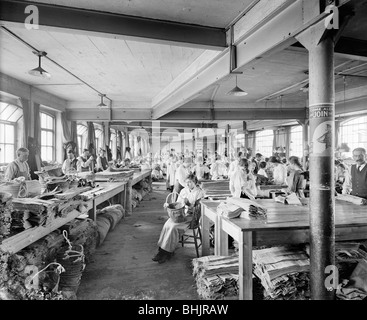 Les travailleurs de munitions Hampton's Works, Lambeth, Londres, 1914-1918. Artiste : Bedford Lemere et compagnie Banque D'Images