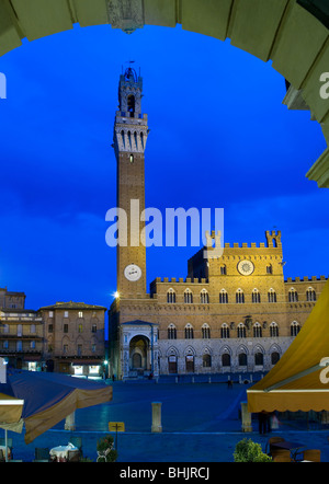 Italie, Toscane, Sienne, Piazza del Campo, au crépuscule Banque D'Images