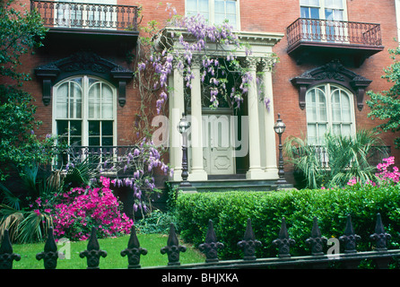 Maison de briques Mercer-Williams historique au printemps de fleurs de glycine et d'azalées, Savannah, GA Banque D'Images