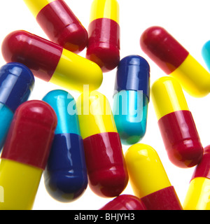 Bleu, rouge et jaune des capsules de la grippe sur un fond blanc Banque D'Images