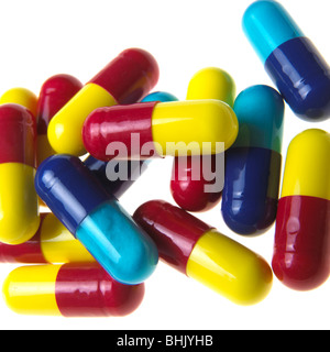 Bleu, rouge et jaune des capsules de la grippe sur un fond blanc Banque D'Images