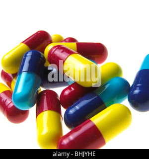 Bleu, rouge et jaune des capsules de la grippe sur un fond blanc Banque D'Images