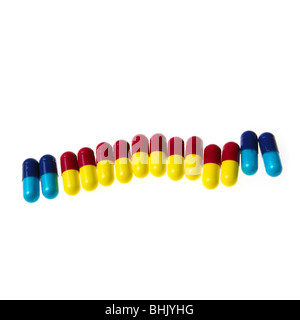 Bleu, rouge et jaune des capsules de la grippe sur un fond blanc Banque D'Images