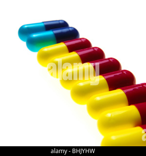 Bleu, rouge et jaune des capsules de la grippe sur un fond blanc Banque D'Images