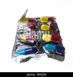 Bleu, rouge et jaune des capsules de la grippe sur un fond blanc Banque D'Images