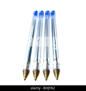 Coup de stylo bic bleu sur fond blanc Banque D'Images